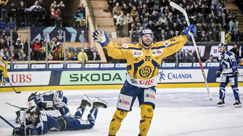 Davosas komandas hokejists Brendans Lemjē pēc vārtu guvuma. Foto: Melanie Duchene/AP/Scanpix