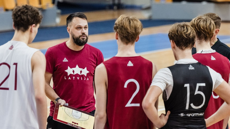 Edijs Šlesers un U16 izlases puiši. Foto: LBS