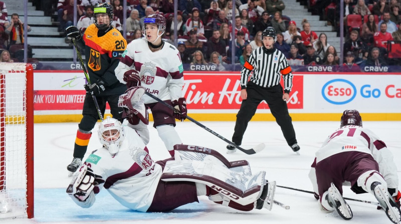 Mirklis no Latvijas un Vācijas U20 valstsvienību cīņas. Foto: IIHF