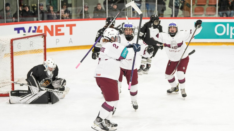 Latvijas U18 valstsvienības hokejistes pēc vārtu guvuma. Foto: Guntis Lazdāns/LHF