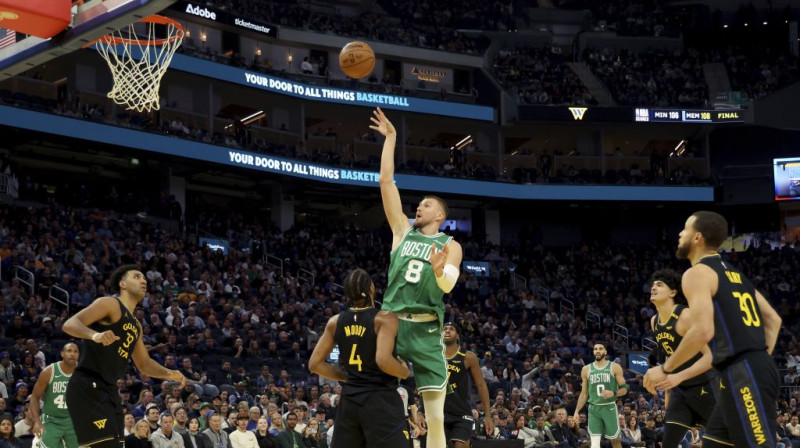 Kristaps Porziņģis starp Goldensteitas basketbolistiem. Foto. AP. Scanpix