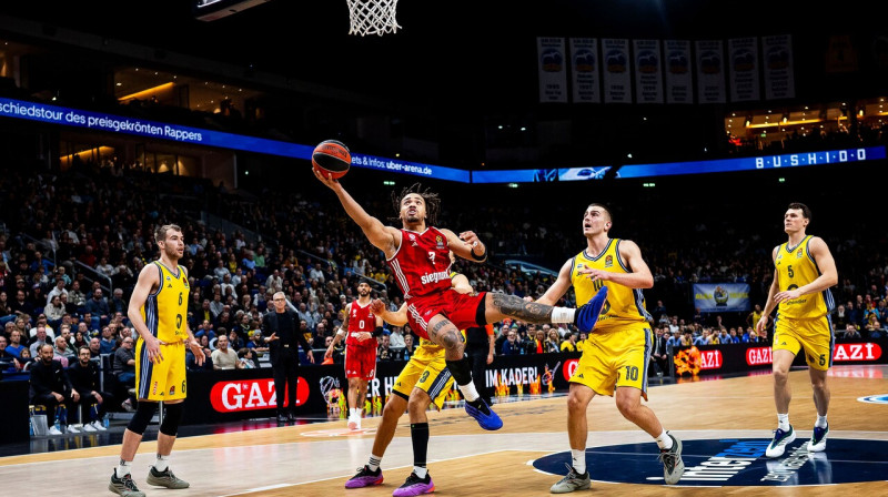 Minhenes "Bayern" basketbolists Kārsens Edvardss uzbrukumā cīņā pret Berlīnes "Alba". 
Foto: Julius Frick/DPA/Picture-Alliance/Scanpix