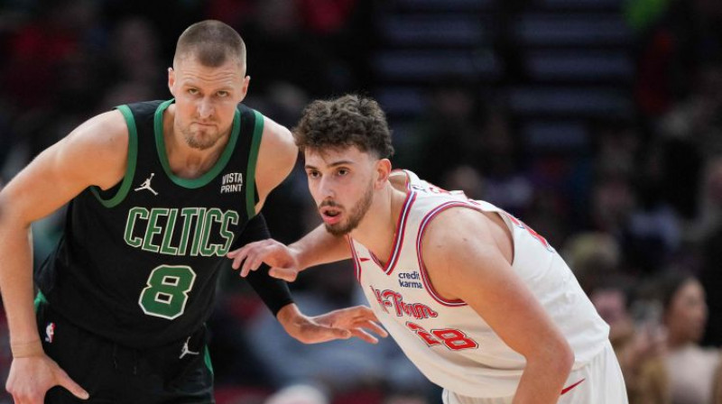 Kristaps Porziņģis un Alperens Šengins. Foto: AFP/Scanpix
