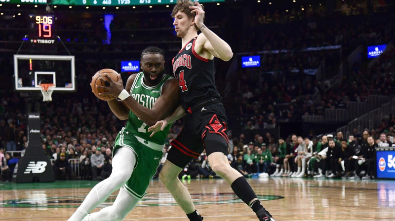 Džeilens Brauns uzbrukumā pret ASV lietuvieti Matu Buželi. Foto: Bob DeChiara/USA Today Sports/Scanpix