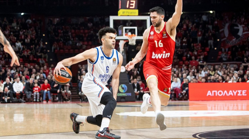 Elaidža Braients ("Anadolu Efes") pret Kostu Papanikolau ("Olympiacos"). Foto: Anadolu Efes SK
