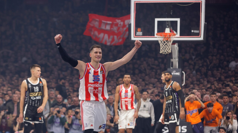 Nemaņa Nedovičs pēc uzvaras punktu gūšanas Belgradas lielklubu derbijā. Foto: Andrej Cukić/EPA/Scanpix