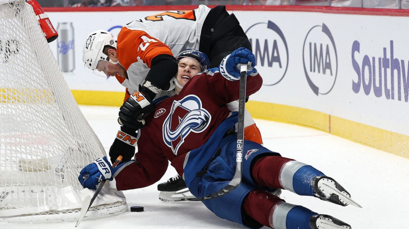 Niks Sīlers ("Flyers") cīņā pret Martinu Nečasu ("Avalanche"). Foto: Matthew Stockman/AFP/Scanpix