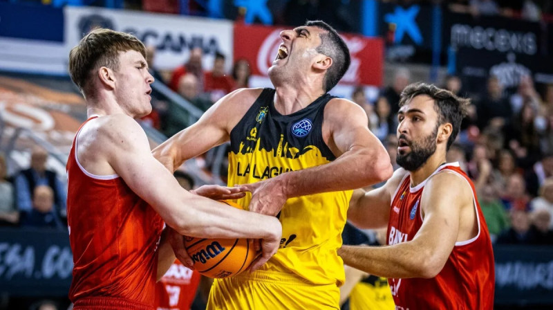 Mārcis Šteinbergs cīņā par bumbu pret Tenerifes kluba gruzīnu Giorgi Šermadini. Foto: FIBA