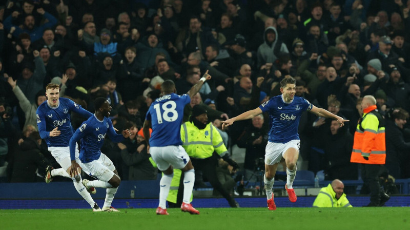 Džeimss Tarkovskis un Liverpūles "Everton" futbolisti pēc neizšķirta panākšanas pret "Liverpool". Foto: Phil Noble/Reuters/Scanpix