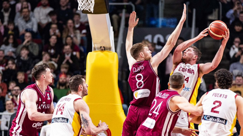 Dāvis Bertāns aizsardzībā. Foto: Mikus Kļaviņš