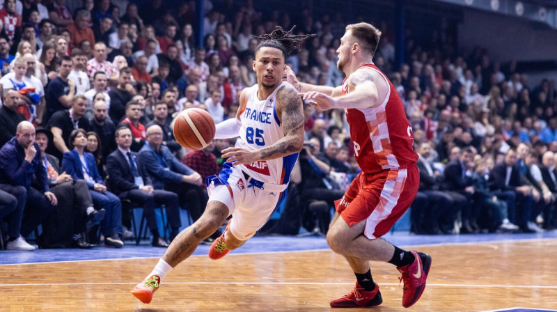 Francūzis Matjē Strazels ar bumbu cīņā pret Horvātijas valstsvienību Zadarā. Foto: FIBA