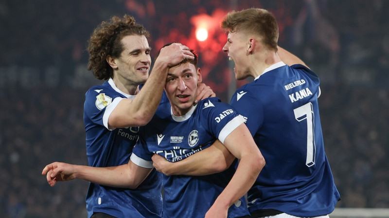 Bīlefeldes "Arminia" futbolisti pēc vārtu guvuma Vācijas kausa ceturtdaļfinālā. Foto: Friso Gentsch/DPA/Picture-Alliance/Scanpix