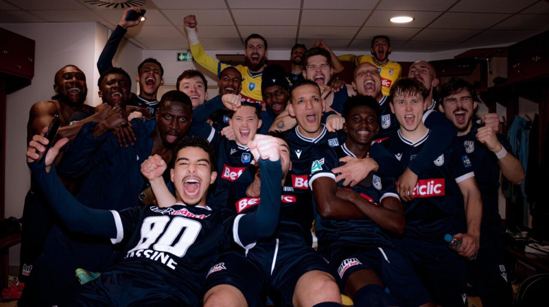 Denkerkas komandas futbolisti pēc uzvaras Francijas kausa ceturtdaļfināla spēlē Brestā. Foto: USL Dunkerque