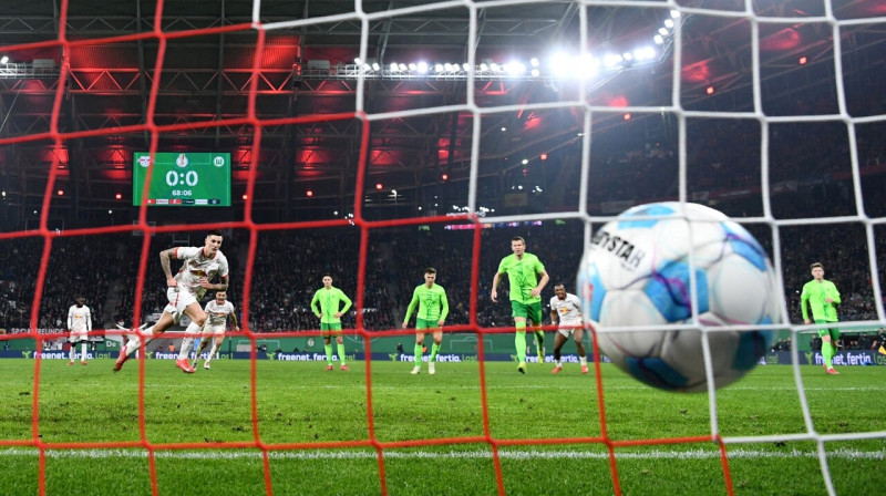 Leipcigas futbolista Benjamina Šeško vārtu guvuma mirklis Vācijas kausa ceturtdaļfinālā. Foto: Annegret Hilse/Reuters/Scanpix