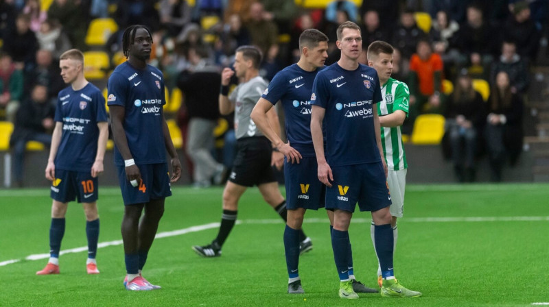 Aivars Emsis (pirmais no labās puses tumšā formastērpā). Foto: Banga Gargždai