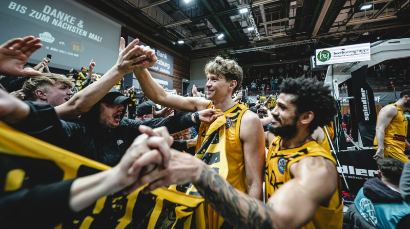 Mindaugs Kuzminsks ar Atēnu AEK līdzjutējiem pēc panākuma FIBA Čempionu līgas spēlē Vircburgā. Foto: FIBA