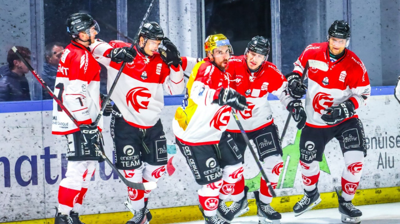 Jānis Švanenbergs (otrais no kreisās puses) ar komandas biedriem. Foto: Gothiques d'Amiens