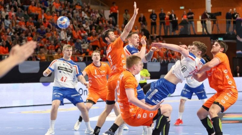 Mirklis no Nīderlandes un Fēru Salu izlašu cīņas Almerē. Foto: Sverri Egholm