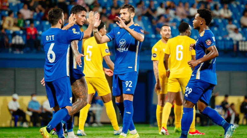 Artūrs Karašausks spēlē pret Arubas izlasi. Foto: Visakha FC