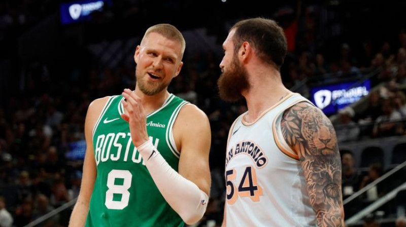 Kristaps Porziņģis un Sandro Mamukelašvili. Foto: AFP/Scanpix