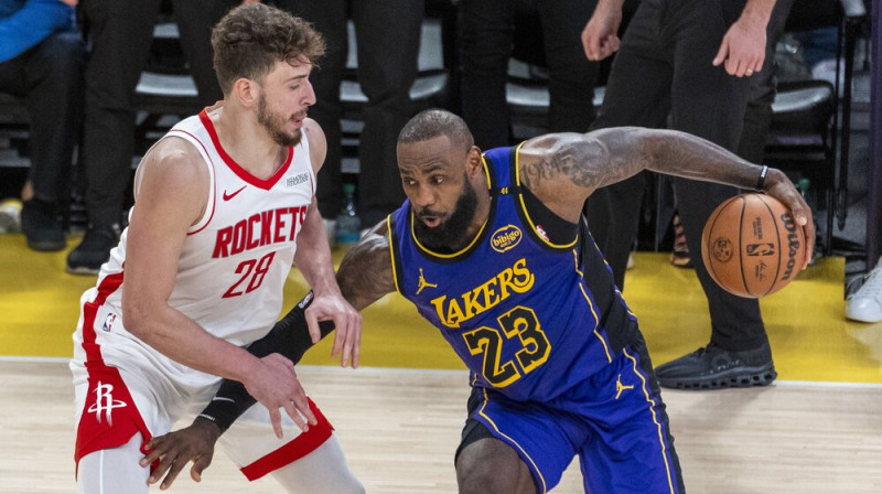 Lebrons Džeimss pret Alperenu Šenginu. Foto: ZUMAPRESS/Scanpix