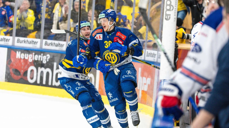 Davosas komandas uzbrucējs Simons Knaks (Nr. 36) pēc uzvaras vārtu guvuma. Foto: HC Davos
