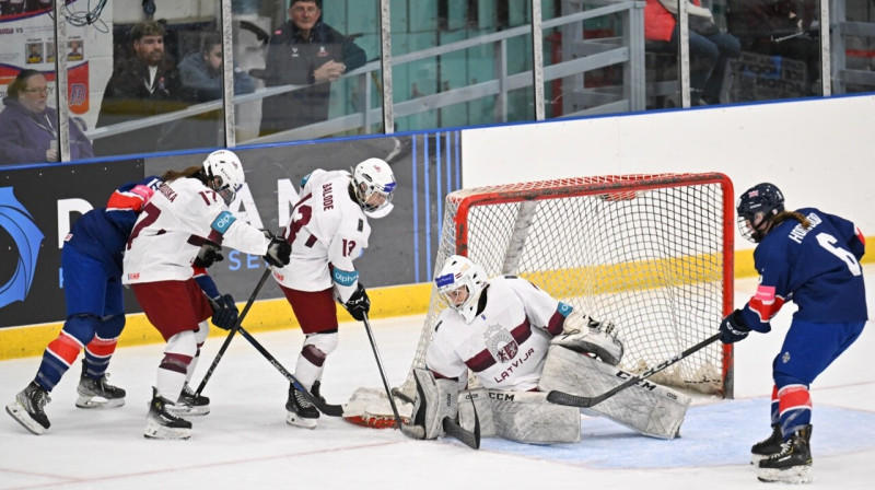Latvijas valstsvienības vārtsardze Kristiāna Apsīte cīņā pret Lielbritāniju. Foto: Team GB Ice Hockey