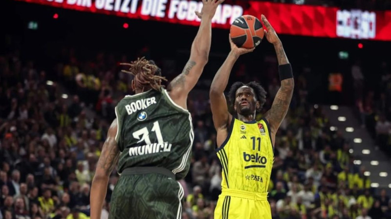 Naidžels heiss-Deiviss metienā Foto: Euroleague