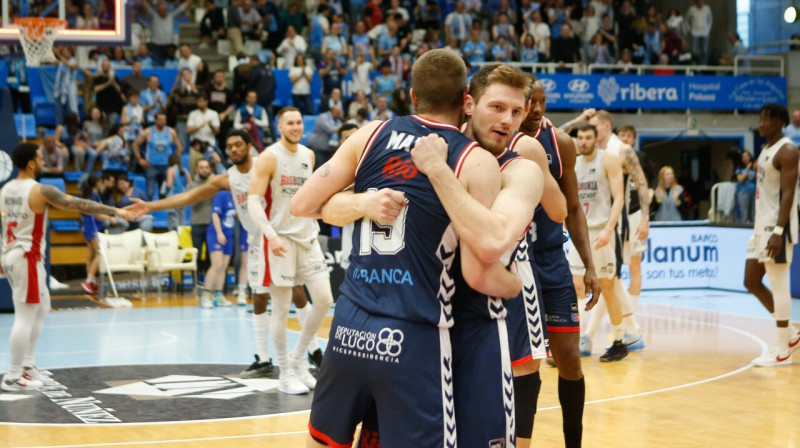 Artūrs Kurucs ar komandas biedru. Foto: Carlos Castro/ACB Photo
