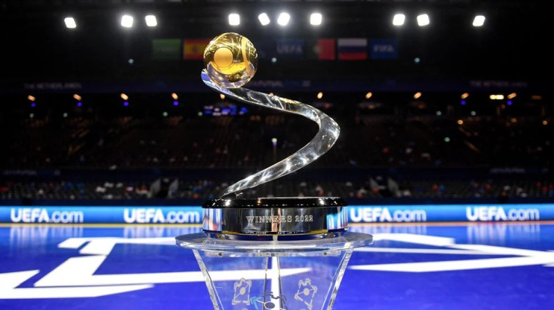 Telpu futbola EČ galvenā trofeja. Foto: UEFA