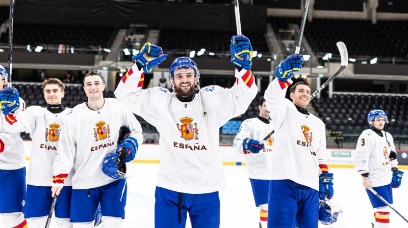 Spānijas valstsvienības hokejisti pēc panākuma pār horvātiem. Foto: IIHF