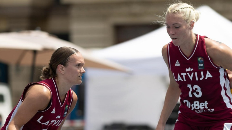 Ketija Vihmane (pa kreisi) un Marta Miščenko. Foto: FIBA