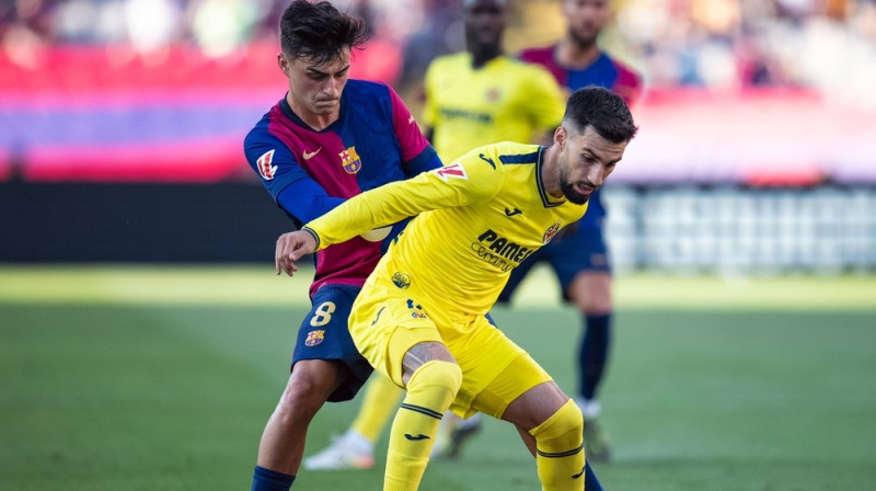 Alekss Baena cīņā par bumbu pret Pedri. Foto: SIPA/Scanpix