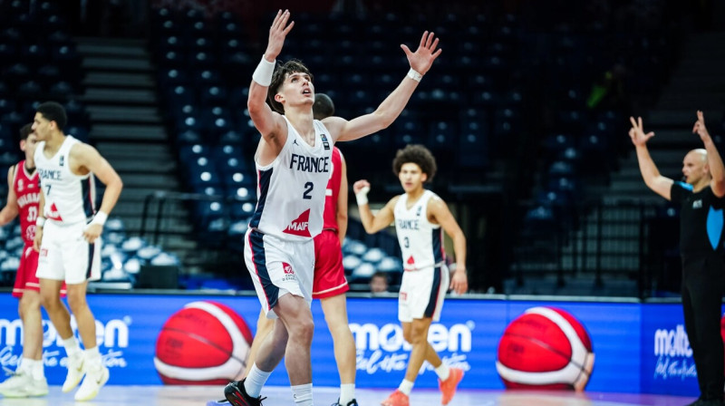 Francijas U18 valstsvienības basketbolists Maksānss Lemuāns pēc galotnē iekrituša metiena cīņā pret Bulgāriju. Foto: FIBA
