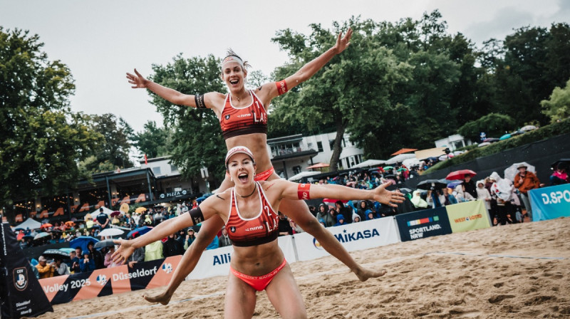 Anastasija Samoilova un Tīna Graudiņa iekļūst 1/4 finālā. Foto: CEV