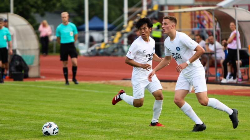 "Ogre United" futbolisti Kaito Kumakura un Kristofers Jamonts. Foto: Ogres Ziņas