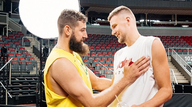 Jons Valančūns un Kristaps Porziņģis. Foto: Mikus Kļaviņš, LBS