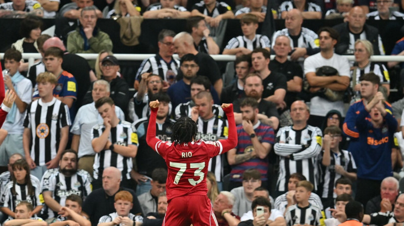 16 gadnieks Rio Ngamoa pēc Liverpūles uzvaras vārtu iesišanas cīņas galotnē Ņūkāslā. Foto: Andy Buchanan/AFP/Scanpix