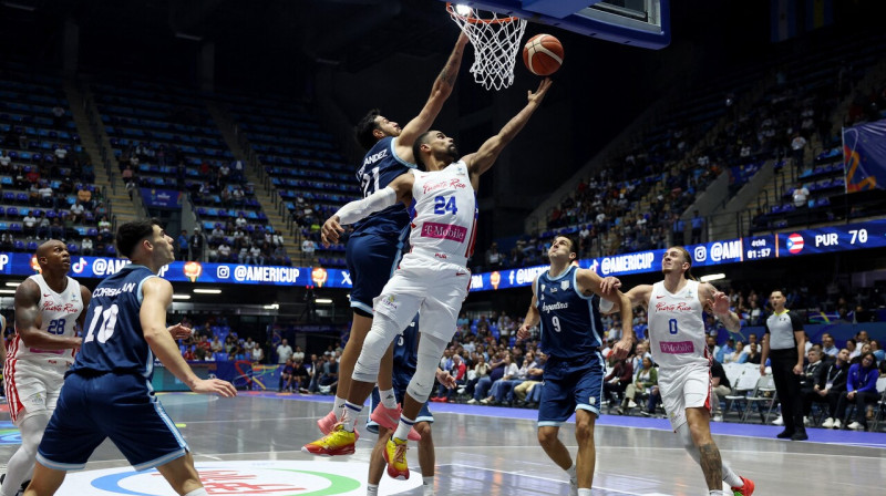 Puertorikānis Džans Klavels uzbrukumā cīņā pret Argentīnas valstsvienību Amerikas kausa ceturtdaļfinālā. Foto: Luisa Gonzalez/Reuters/Scanpix