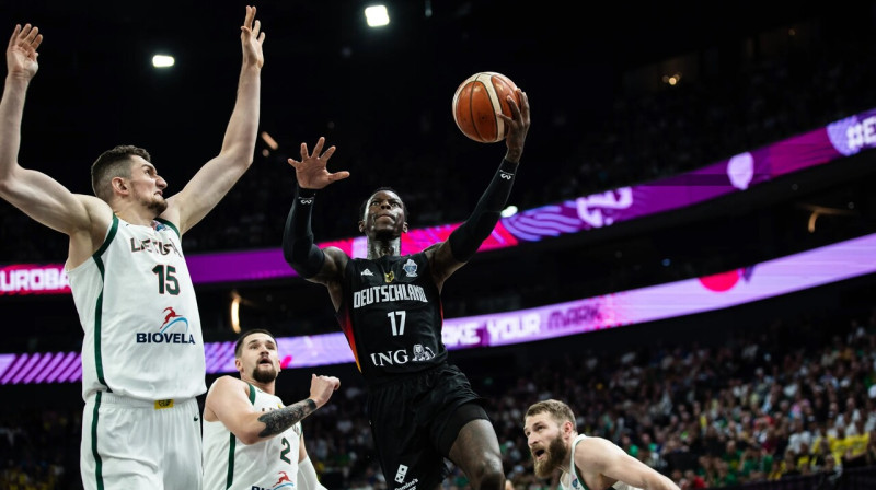 Deniss Šrēders uzbrukumā Lietuvas basketbolistu vidū. Foto: FIBA