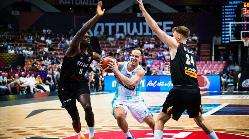 Slovēnis Klemens Prepeličs starp beļģu basketbolistiem. Foto: FIBA