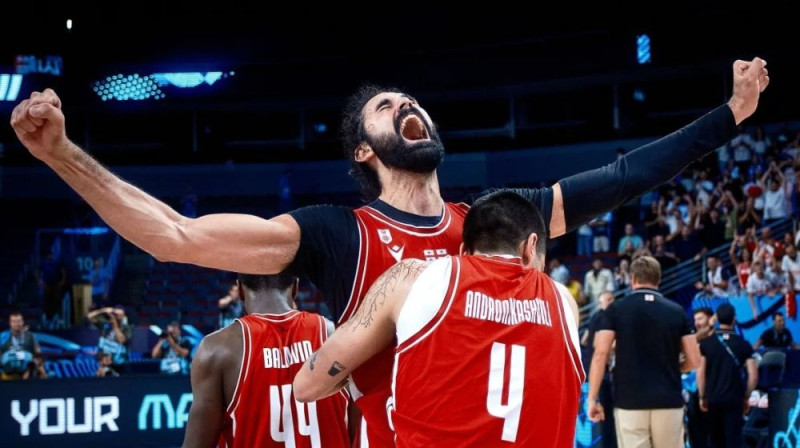 Goga Bitadze priecājas par uzvaru ceturtdaļfinālā Foto: FIBA