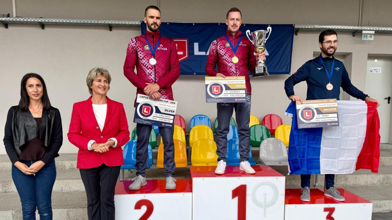 No kreisās: Lauris Strautmanis un Emīls Vasermanis. Foto: Latvijas Šaušanas federācija