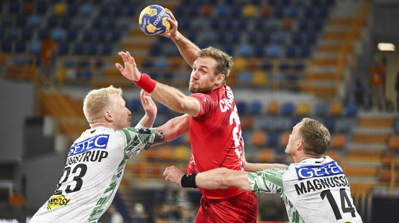 Vesprēmas horvātu handbolists Luka Cindričs uzbrukumā cīņā pret Magdeburgu Klubu pasaules meistarsacīkšu pusfinālā. Foto: Mohamed Hossam/EPA/Scanpix