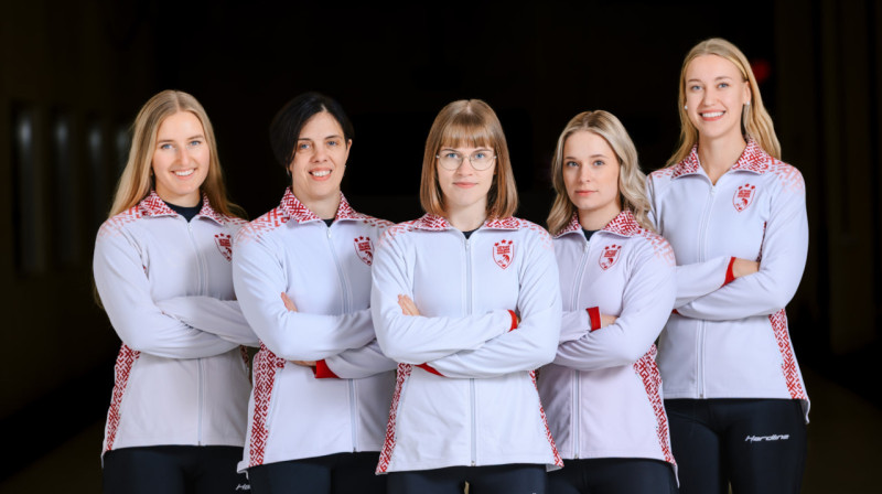 No kreisās: Katrīna Gaidule, Daina Barone, Evelīna Barone, Rēzija Ieviņa, Betija Gulbe
Foto: Roberts Blaubuks