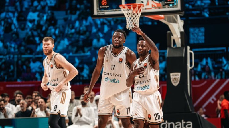 Dāvis Bertāns, Mfiondu Kabengele un Makinlijs Raits. Foto: Dubai Basketball