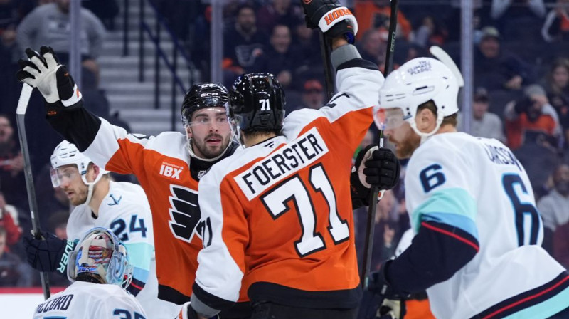 Filadelfijas hokejisti pēc vārtu guvuma. Foto. AP. Scanpix