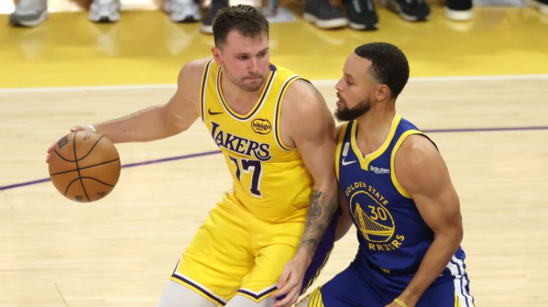 Luka Dončičs pret Stefenu Kariju. Foto: EPA/Scanpix