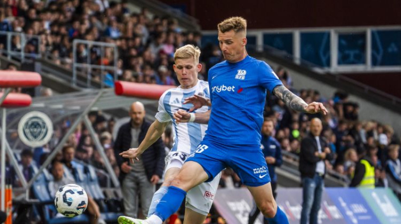 Malējo aizsargu cīņa starp Maksimu Toņiševu un Petru Marešu. Foto: Riga FC