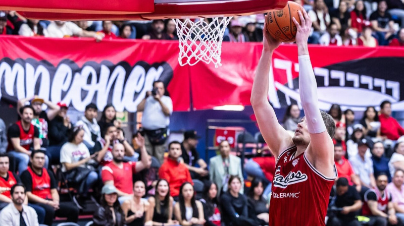 Krišs Helmanis uzbrukumā. Foto: Diablos Rojos Básquetbol